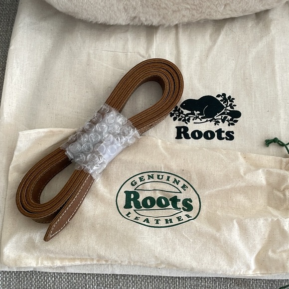 NWT Roots Small Lexi Bag in Shearling - Picture 2 of 11
